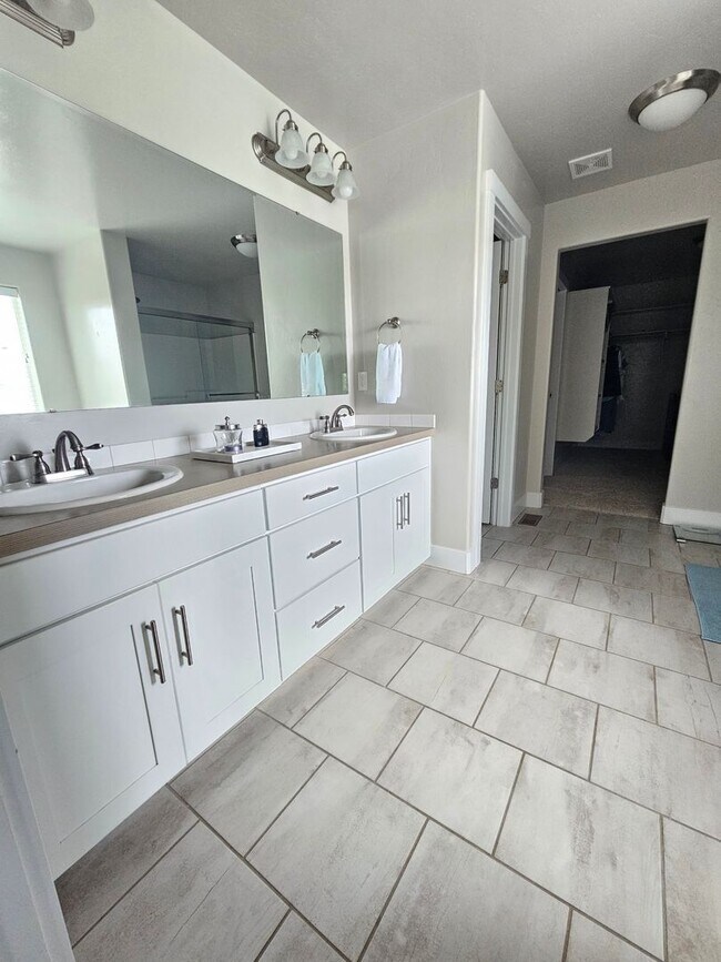 Building Photo - Ready now this beautiful 3 Bedroom Upscale...