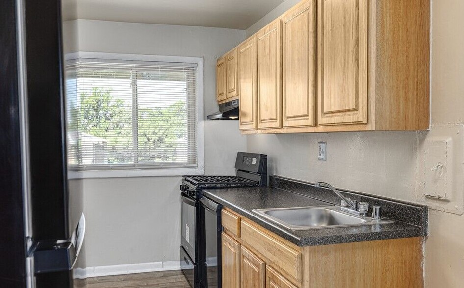 Kitchen (1BR with Den) - Hickory Hill Apartments