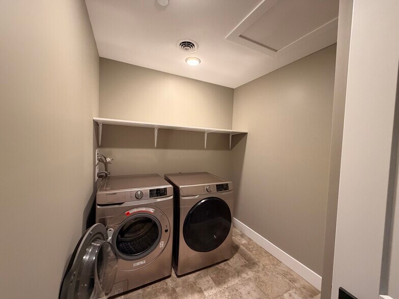 Building Photo - 746 Golden Spring Dr