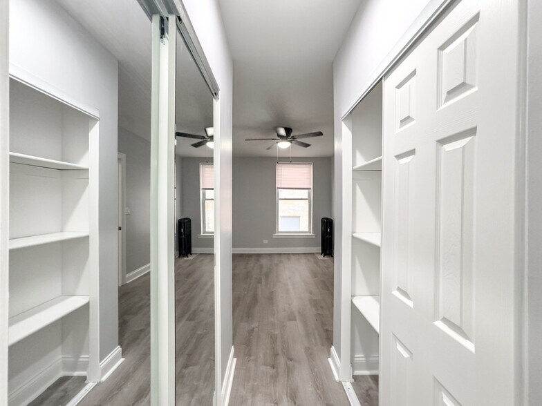 Building Photo - 4241 N Kenmore Ave