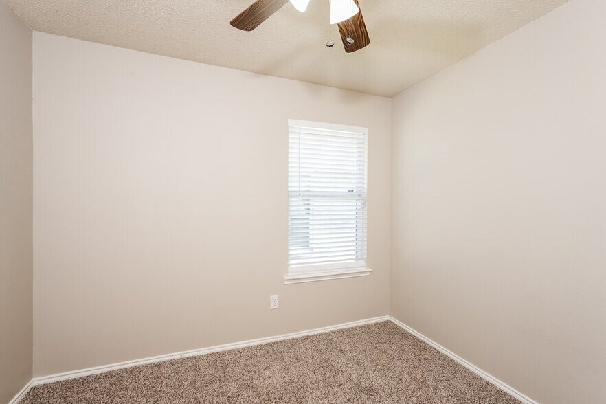 Building Photo - 604 Horseshoe Ct