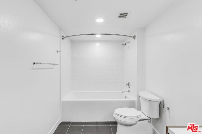 Building Photo - 901 Flower St