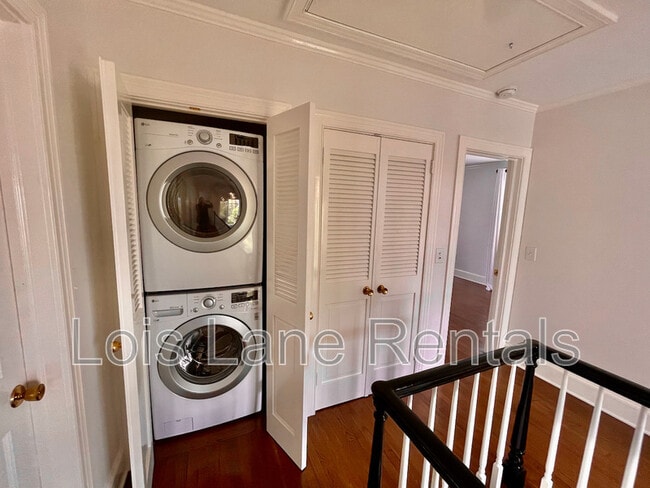 Building Photo - 3 1/2 Saint Michaels Alley