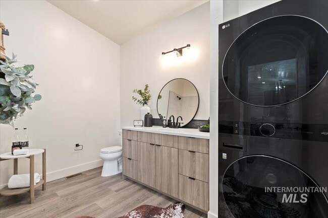 Building Photo - 384 London St