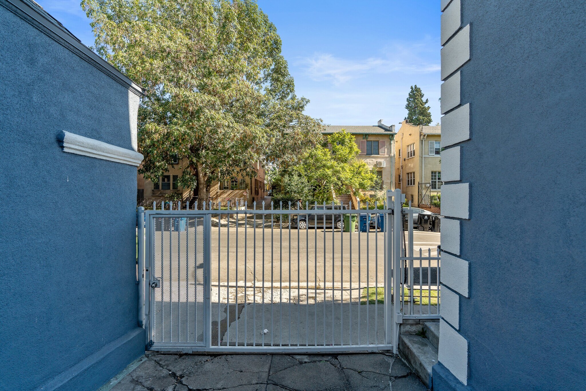 Building Photo - 857 N Oxford Ave