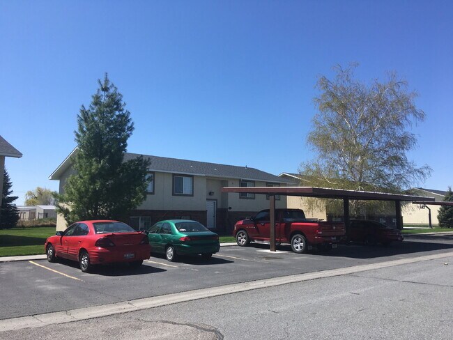 Building Photo - Newly remodeled 2 bedroom, 1 bathroom apartment in Blackfoot with Fiber Internet- Available in Oc...