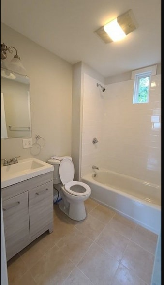First floor bathroom. - 4 Wakullah St
