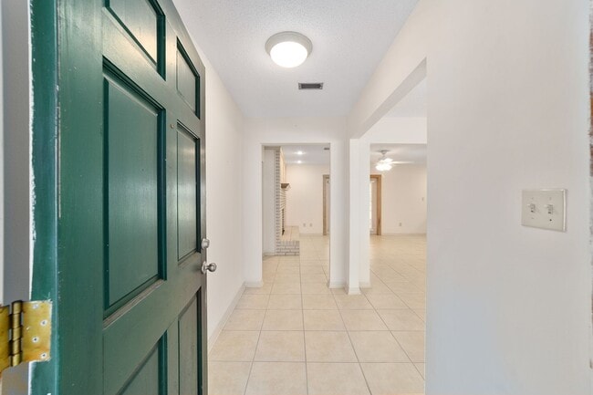 Building Photo - Beautiful 3/2 home in fantastic NW locatio...