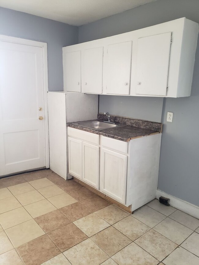 Building Photo - Cozy Two Bedroom Duplex in Lincoln Heights!