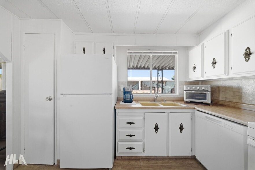 Building Photo - 10584 E Amber Dr