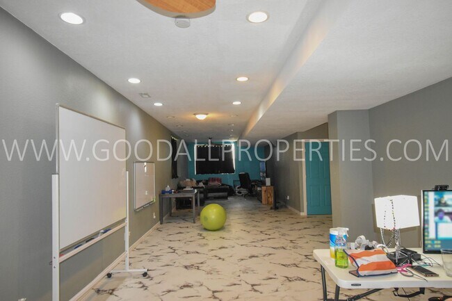 Building Photo - 4 Bedroom 4 Bath Executive Home in West Des Moines with a fenced in yard and a 3-car garage