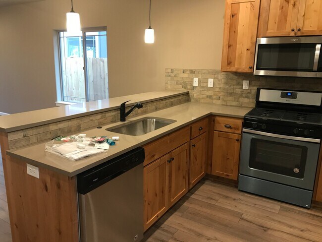 Building Photo - Single Level Home 3 Bedroom / 2 Bathroom in NW Redmond Oregon