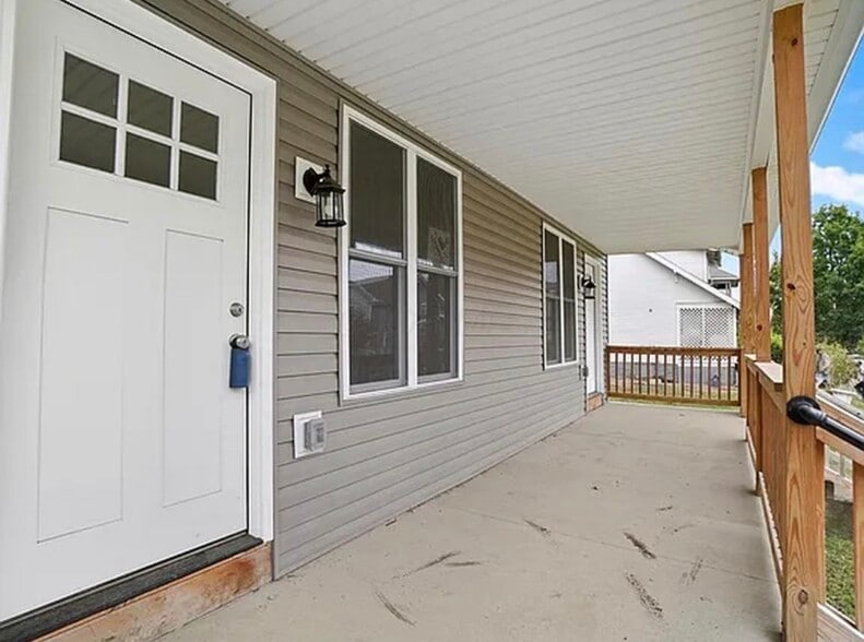 Building Photo - 782 Seymour Ave