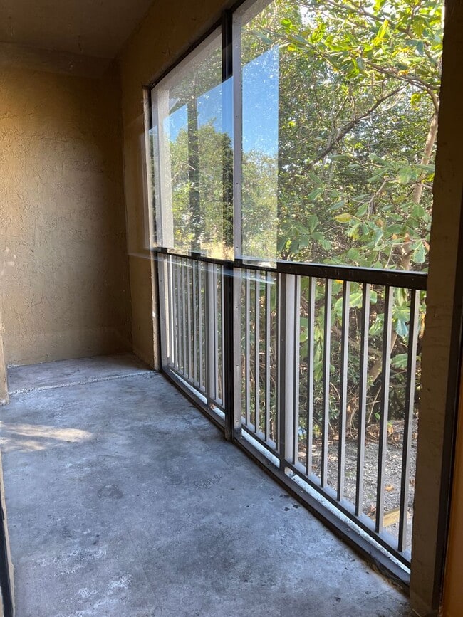 Building Photo - Pretty, updated 1 bed, 1 bath in Fort Lauderdale