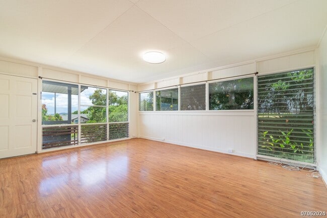 Building Photo - Rarely Available 3BA/2BA/2 Pkg SF in Aiea ...