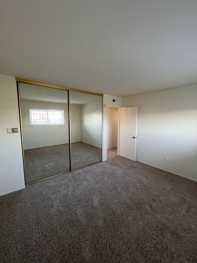 Building Photo - Beautiful 4 Bd Townhouse