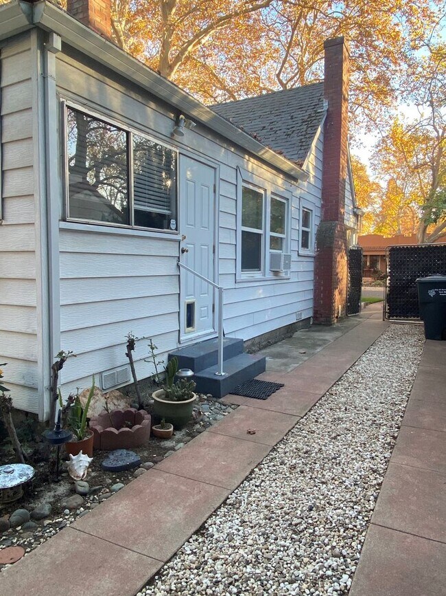 Building Photo - Cozy 2 bed 1 bath available now!