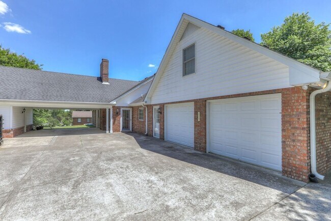 Building Photo - 2303 Friendship Dr