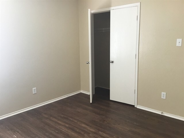 Building Photo - 2804 Lake Vista Dr