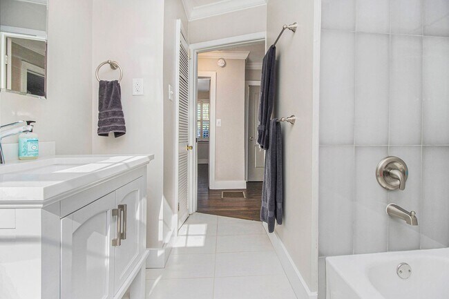 Building Photo - Fully Renovated Smart Home | EV Ready | Au...