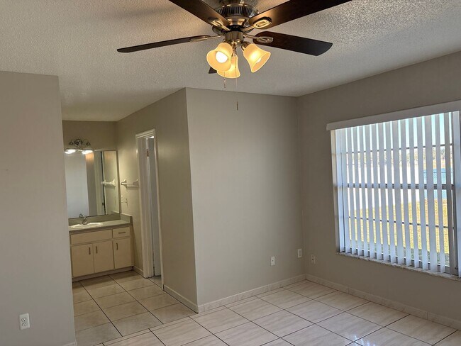 Building Photo - Orlando - Beautiful 3 Bedroom 2 Bathroom Home with Waterview!