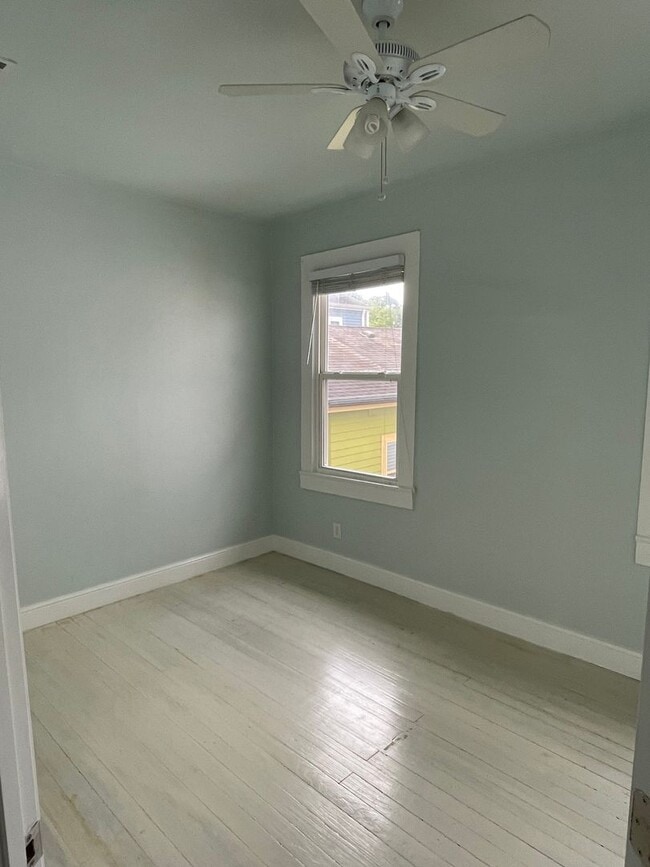 Building Photo - 2BD/1BA in Central City with shared backyard