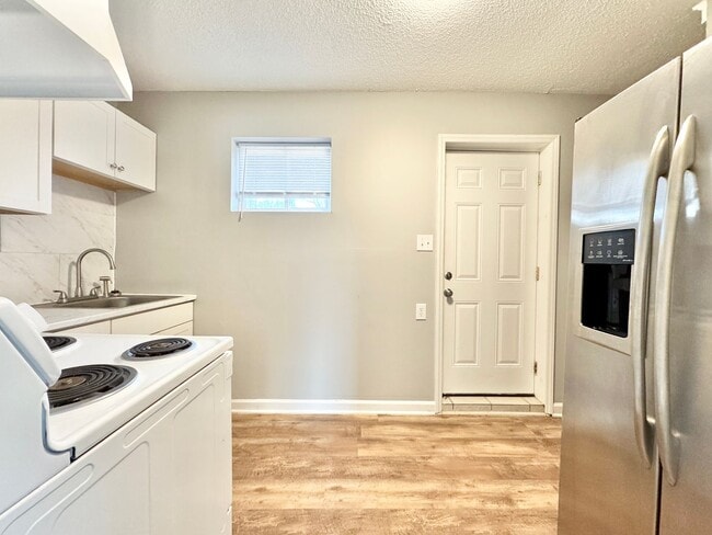 Building Photo - Newly Renovated One Bedroom Duplex - Move In Special!