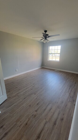 Building Photo - 720 S New Rd