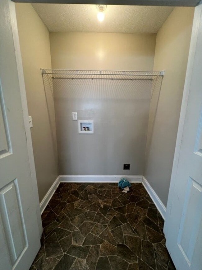 Building Photo - 3 Bedroom 2 Bath Home on 2 Acres