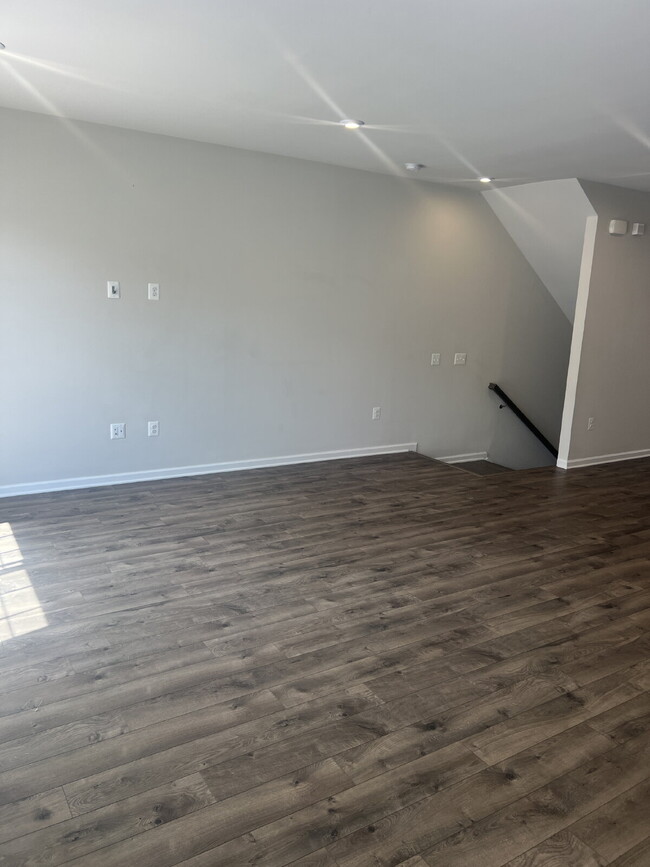 Building Photo - 1833 Sag Harbor Ln