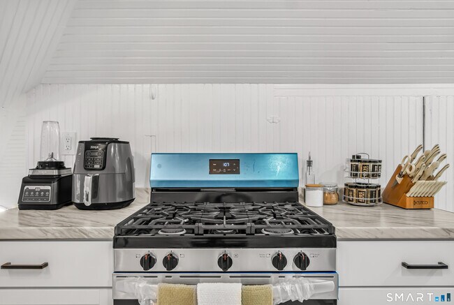 Building Photo - 277 Maplewood Ave