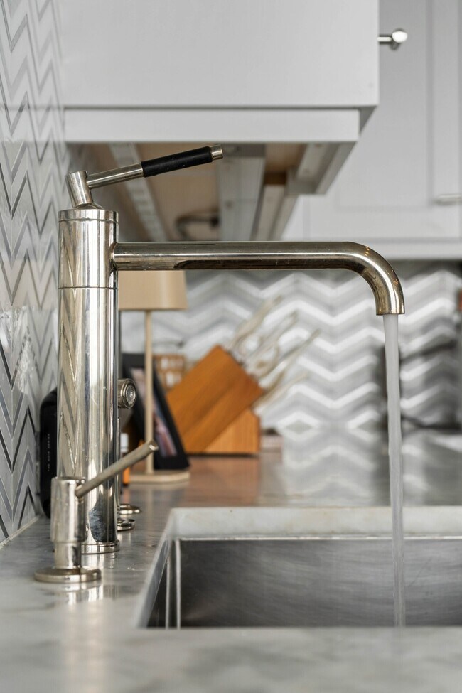 Building Photo - 2575 Peachtree Rd NE