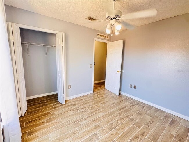 Building Photo - 2050 Corner Glen Dr