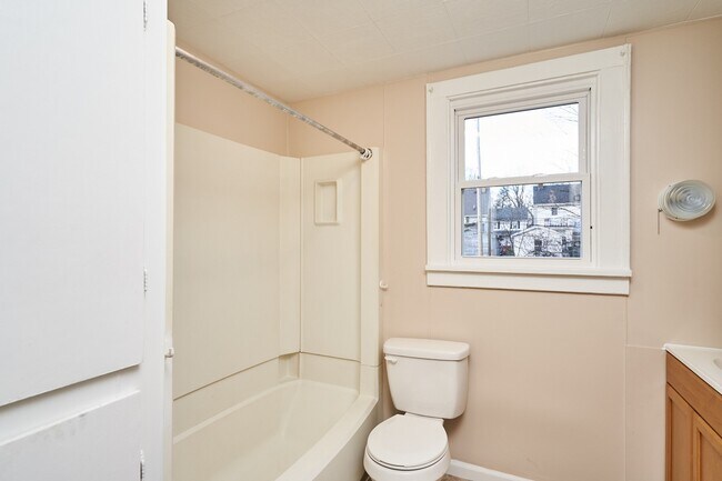 Building Photo - Large Firestone 4 Bed Brick Home