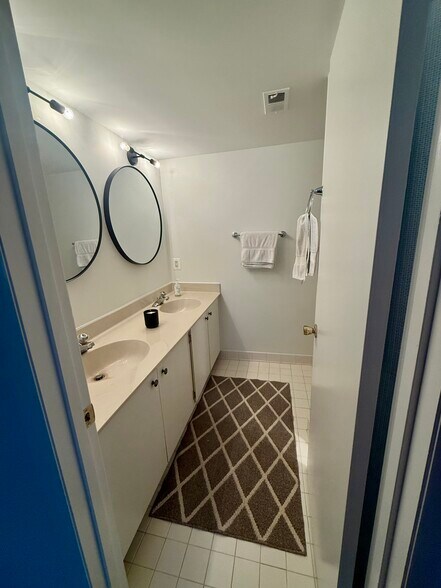 Primary bedroom en-suite bathroom - 1 Mullingar Ct