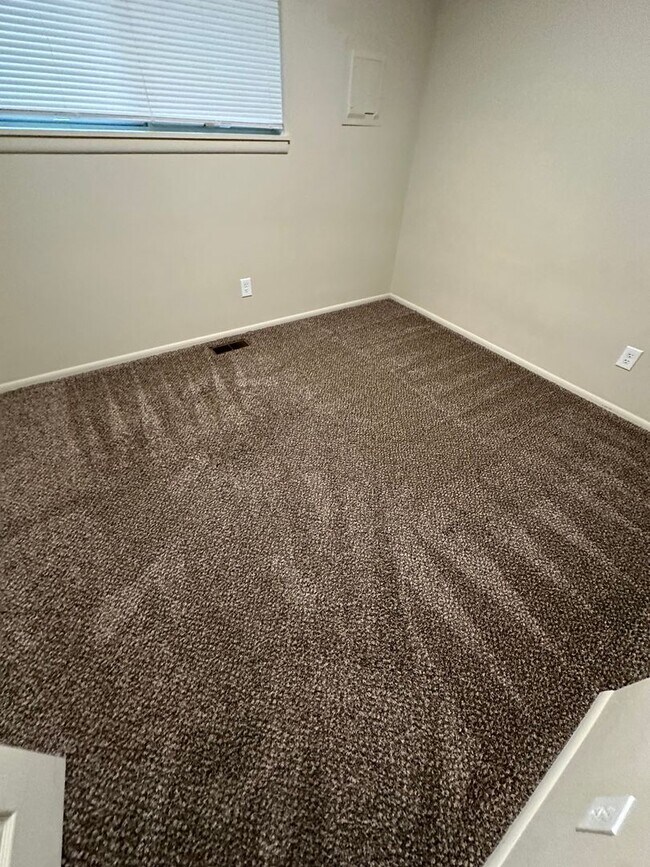 Building Photo - Bench Location Just Minutes to Downtown and BSU!