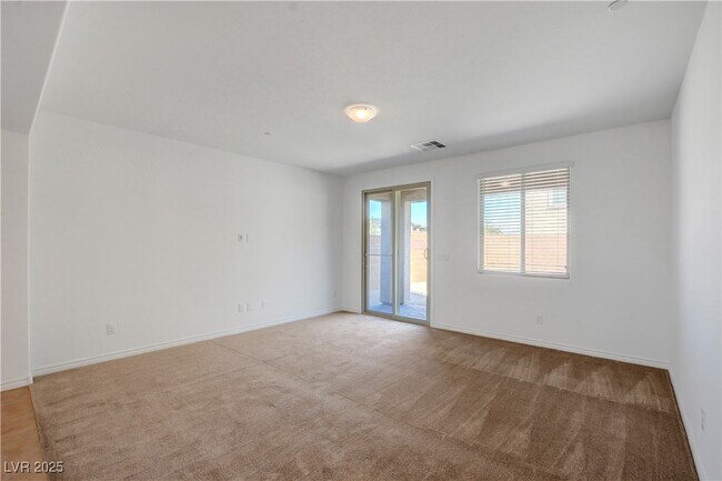 Building Photo - 882 Sycamore Falls St