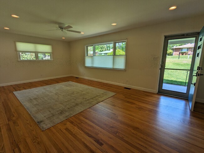 Building Photo - 113 W Murray Ave