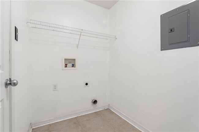 Building Photo - 8382 Oak Pointe Ct