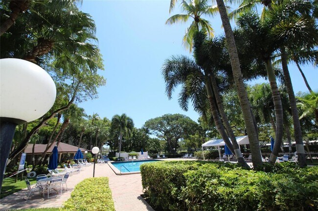 Building Photo - 3151 S Palm Aire Dr