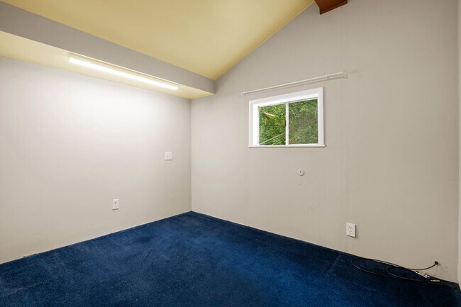 Building Photo - 136 Locust St