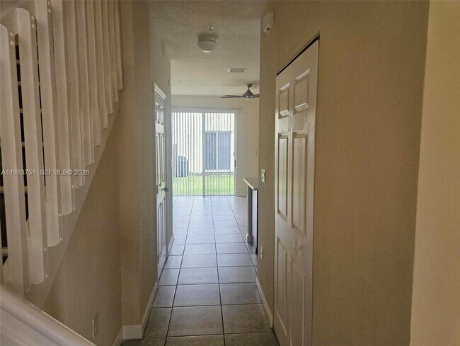 Building Photo - 142 SE 28th Ter