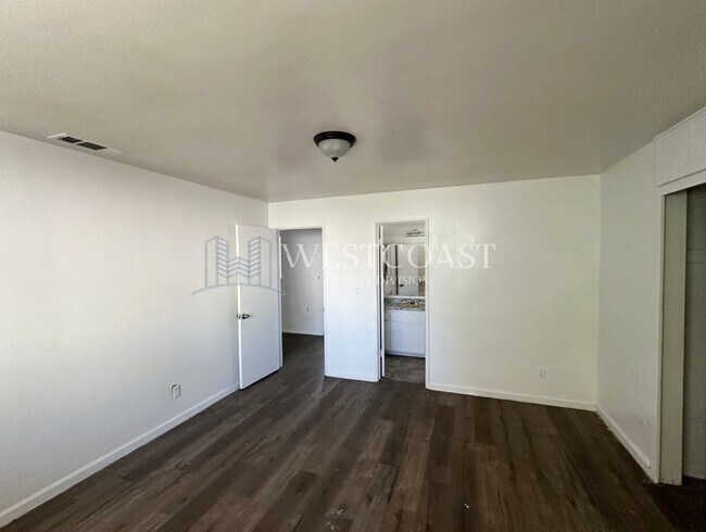 Building Photo - Highland