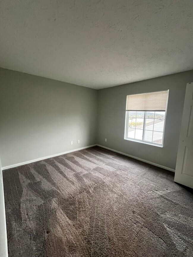 Building Photo - 2-Bedroom Townhome