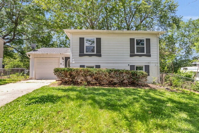 Building Photo - 4 bed, 2 bath, updated interior