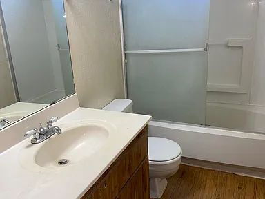 Building Photo - 2 Bed / 1.5 Bath Townhome | Fireplace | Private Yard | Walk-In Closets