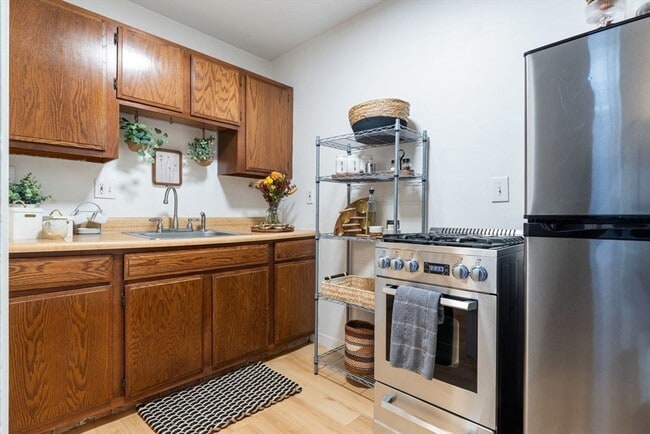 Building Photo - 46 Lewis St