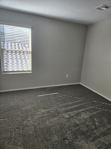 Building Photo - 646 W Calle Espadero