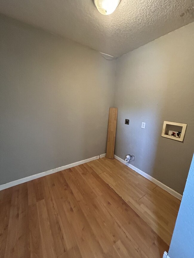 Building Photo - 1 BEDROOM 1 BATH AVAILABLE NOW!