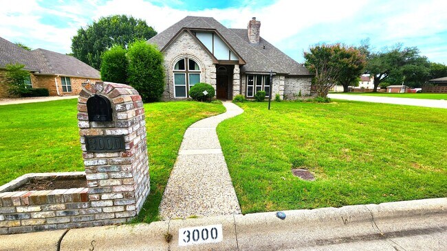 Building Photo - Remodeled with Luxurious Finishes!